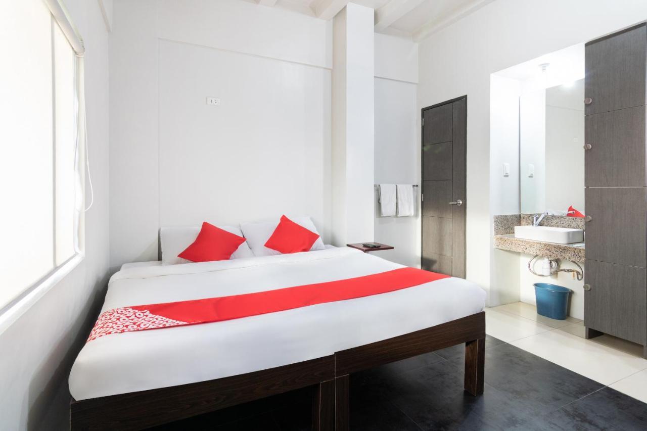 קואזון סיטי Oyo 136 Regal Residences מראה חיצוני תמונה